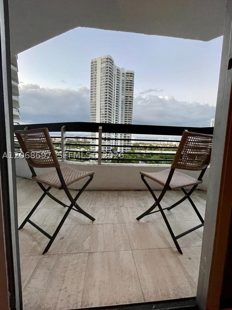 3600 Mystic Pointe dr 1010
