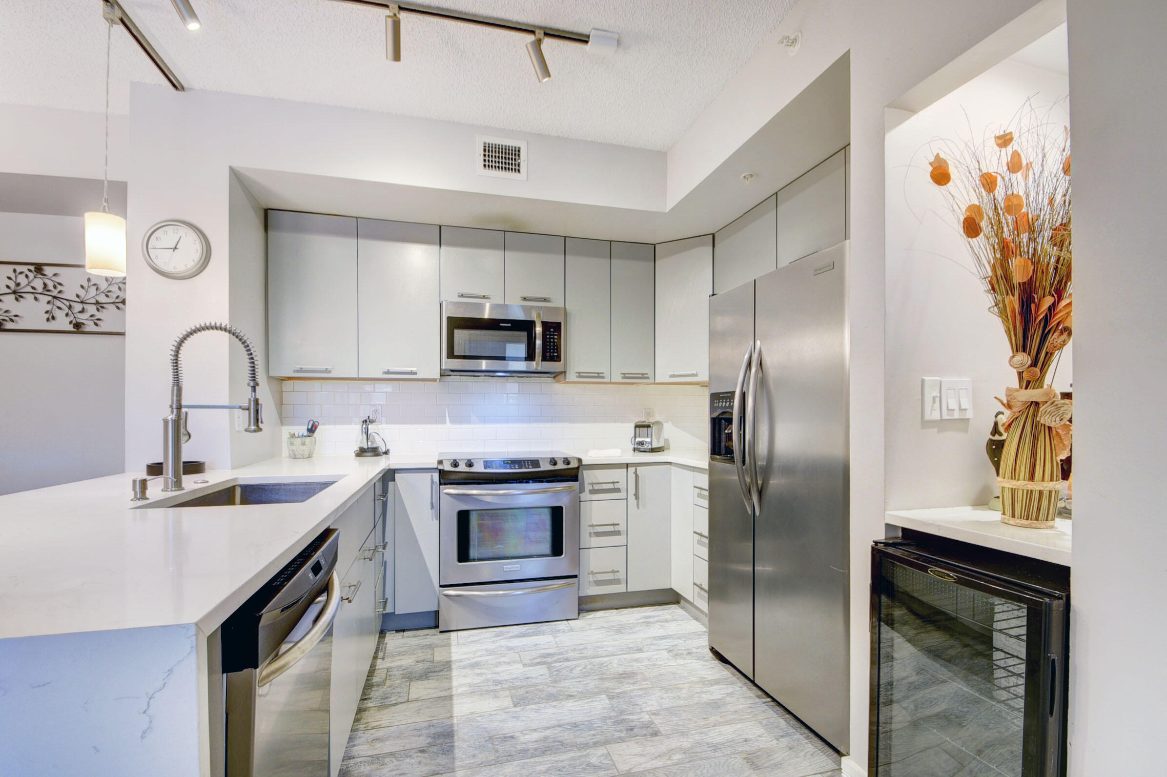 720 S Sapodilla Avenue 208